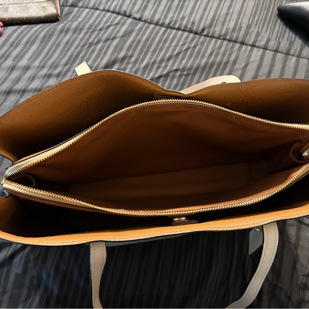 Coach Cream Signature Tote Bag - Picture 4 of 5